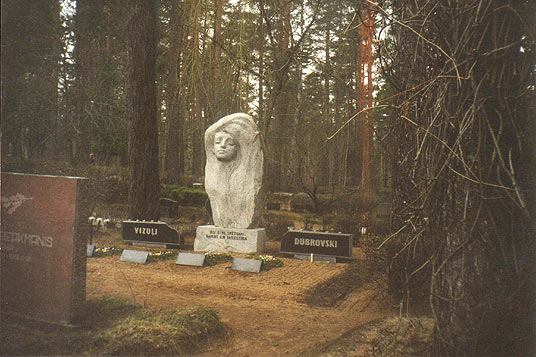 Sculptural tombstones